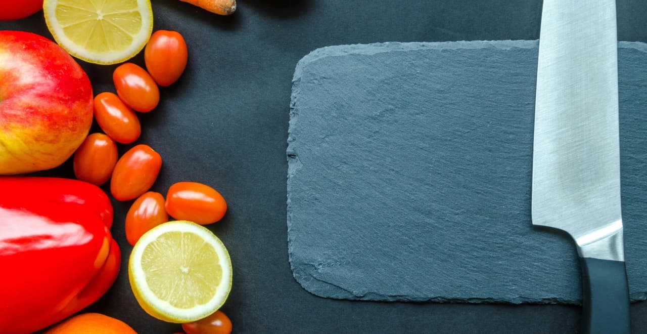 Un potager luxuriant avec des bacs de compostage et des systèmes de récupération d'eau de pluie